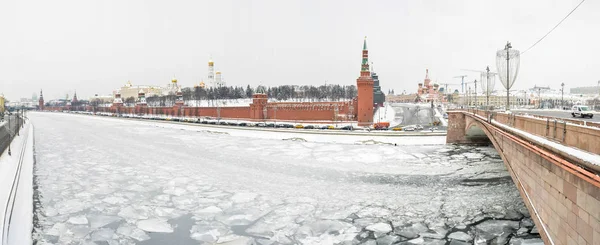 Winter panorama of the Kremlin embankment in Moscow. — Stock Photo, Image