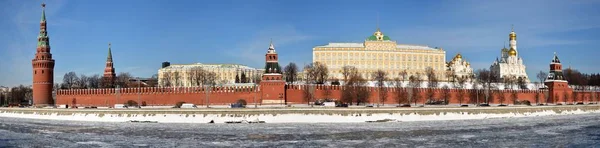 Panorama de invierno del terraplén del Kremlin en Moscú . —  Fotos de Stock