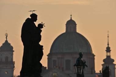 Prag'daki Charles Köprüsü'nde şafak. 