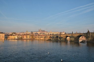 Prag'daki Charles Köprüsü'nde şafak. 