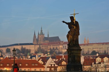 Prag'daki Charles Köprüsü'nde şafak. 
