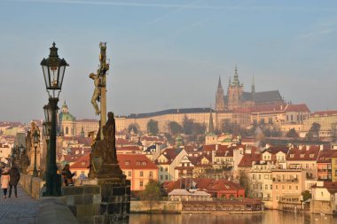 Prag'daki Charles Köprüsü'nde şafak. 