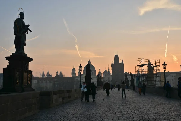 Amanhecer na Ponte Charles em Praga . — Fotografia de Stock
