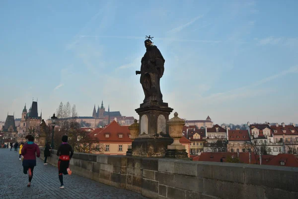 Dawn on the Charles Bridge in Prague. — Stock Photo, Image