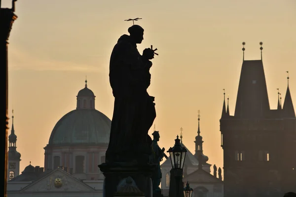 Amanhecer na Ponte Charles em Praga . — Fotografia de Stock