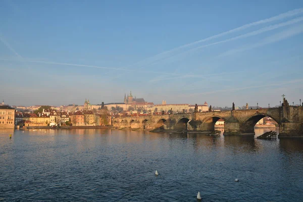 Amanhecer na Ponte Charles em Praga . — Fotografia de Stock