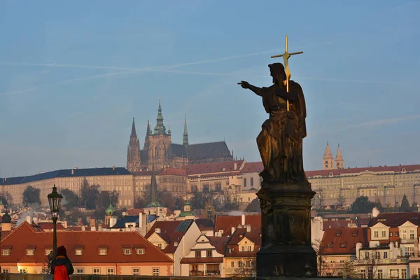Dawn on the Charles Bridge in Prague. — Stock Photo, Image