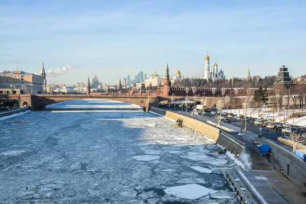 Ανάχωμα του Κρεμλίνου στη Μόσχα τον χειμώνα. — Φωτογραφία Αρχείου