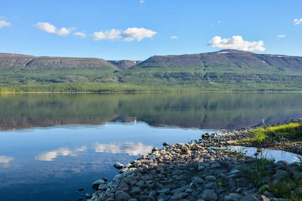 Putorana Yaylası dağ gölü.