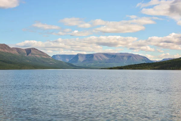 Mountain lake in the Putorana plateau. — Stock Photo, Image