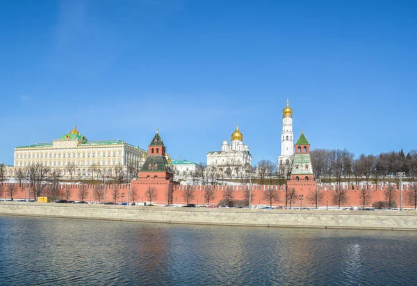 Moskauer Kreml und Damm. — Stockfoto