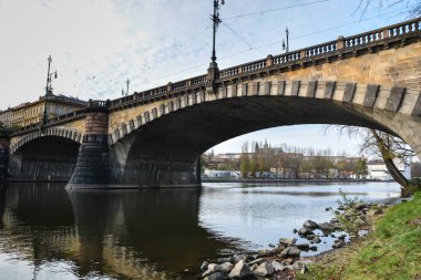 Prag'da Vltava aracılığıyla Legia Köprüsü.