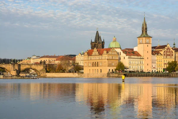 De kade van de Vltava in Praag. — Stockfoto