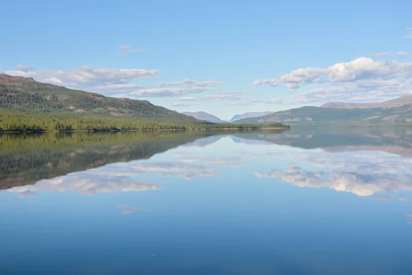 Mountain lake in the Putorana plateau. — Stock Photo, Image