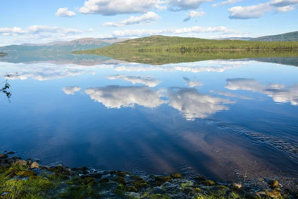 Bergsee auf dem Putorana-Plateau. — Stockfoto