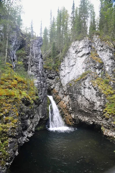 Водоспад у скелях . — стокове фото