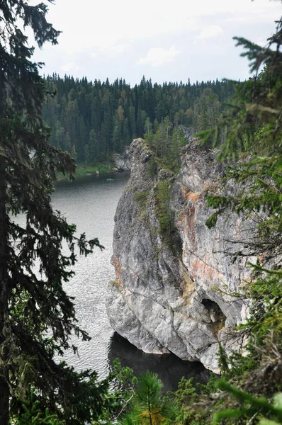 A Shchugor-folyó festői sziklák. — Stock Fotó
