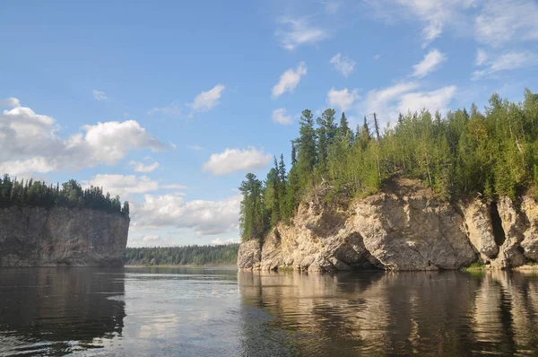 Pittoreske rotsen aan de oevers van de rivier Shchugor. — Stockfoto