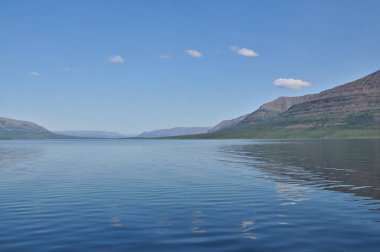 Dağ gölü açık bir sabahı.
