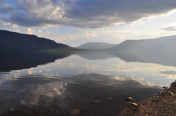 Mountain lake in the Putorana plateau. — Stock Photo, Image