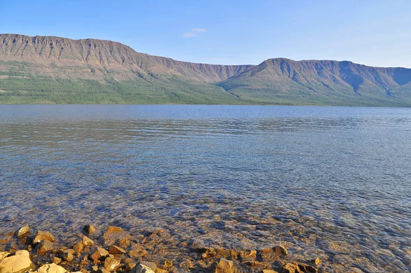 Lac de montagne dans le plateau du Putorana . — Photo