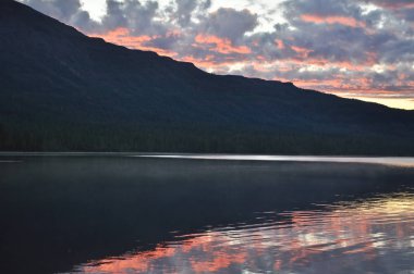 Gölün üzerinde gün doğumu. 