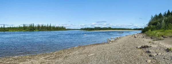 Panorama. Sommerlandschaft des nördlichen Flusses. — Stockfoto