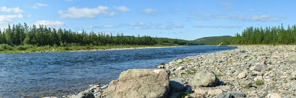 Een panorama. Zomer landschap van de noordelijke rivier. — Stockfoto