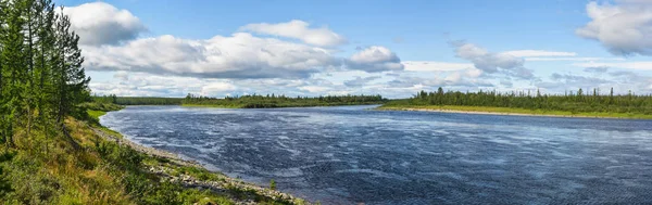 Een panorama. Zomer landschap van de noordelijke rivier. — Stockfoto