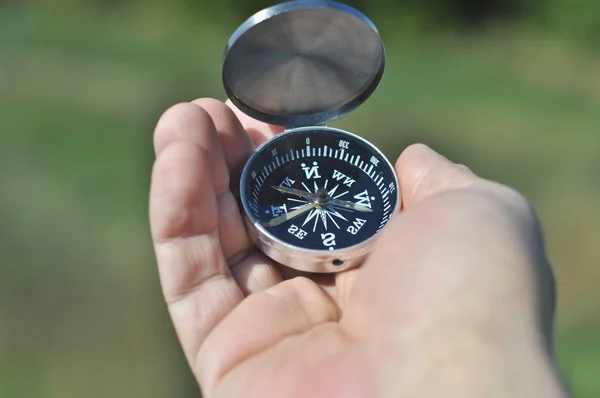 Kompas v dlani vaší ruky. — Stock fotografie