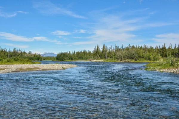 Kuzey nehrinde çakıl taşı. 