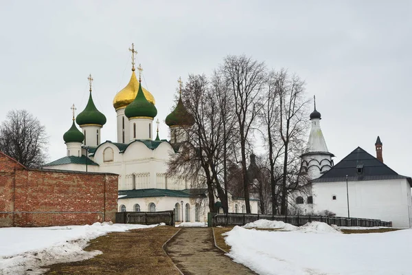 スズダルのロシアの町の修道院や寺院. — ストック写真