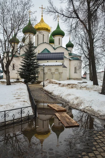 スズダルのロシアの町の修道院や寺院. — ストック写真