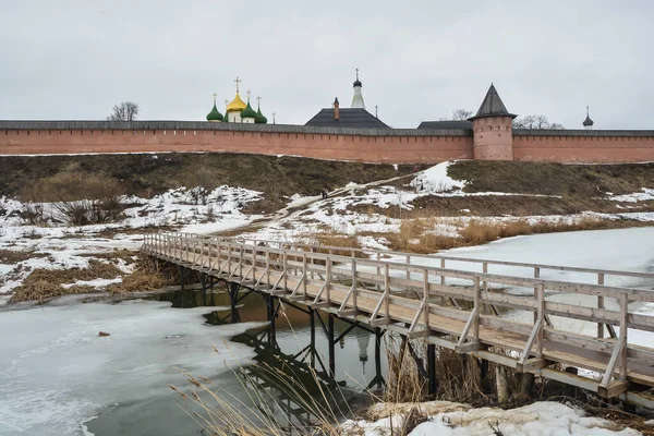 Kláštery a chrámy ruského města Suzdal. — Stock fotografie