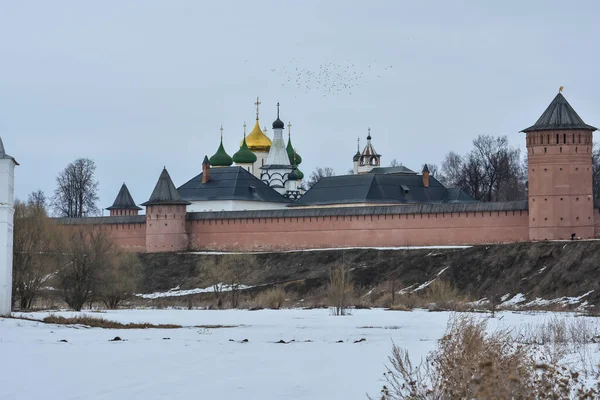 Kloster och tempel i den ryska staden Suzdal. — Stockfoto