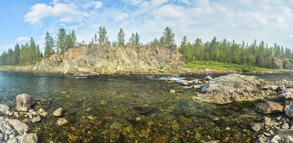 Panorama horské řeky. — Stock fotografie