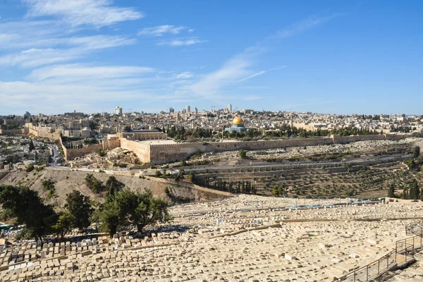 Vieille ville de Jérusalem avec le Mont des Oliviers . — Photo