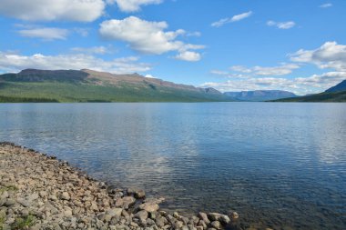Putorana Yaylası dağ gölü etrafında bizimkiler yaşar. 