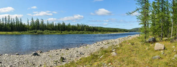 Summer panorama of the northern river. — Stock Photo, Image