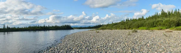 Летняя панорама северной реки . — стоковое фото