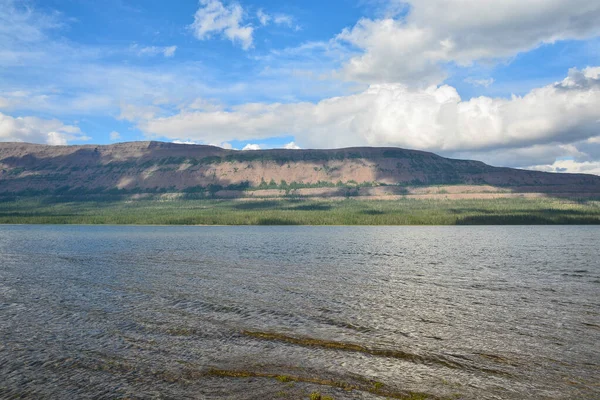 Hegyi tó a Putorana-fennsík. — Stock Fotó
