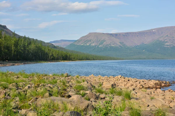 Bergsee auf dem Putorana-Plateau. — Stockfoto