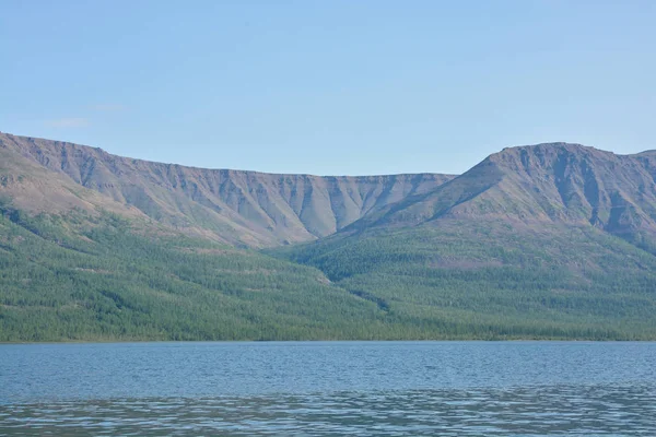 Lac de montagne sur le plateau du Putorana . — Photo