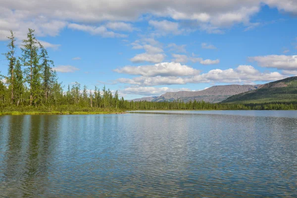 Mountain lake on the Putorana plateau. — Stock Photo, Image