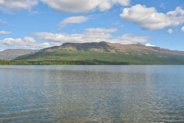 Lac de montagne sur le plateau du Putorana . — Photo