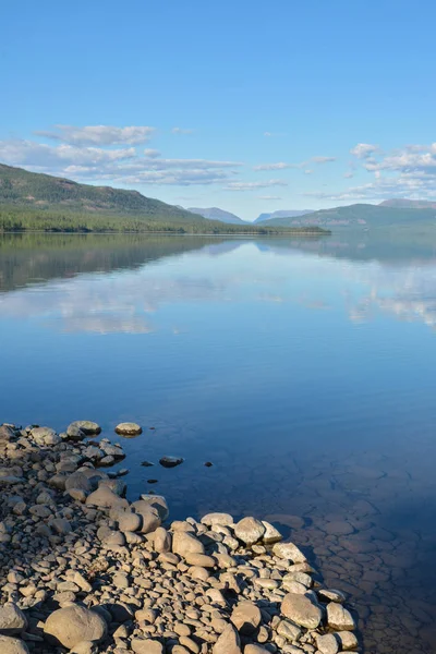 Mountain lake on the Putorana plateau. — Stock Photo, Image