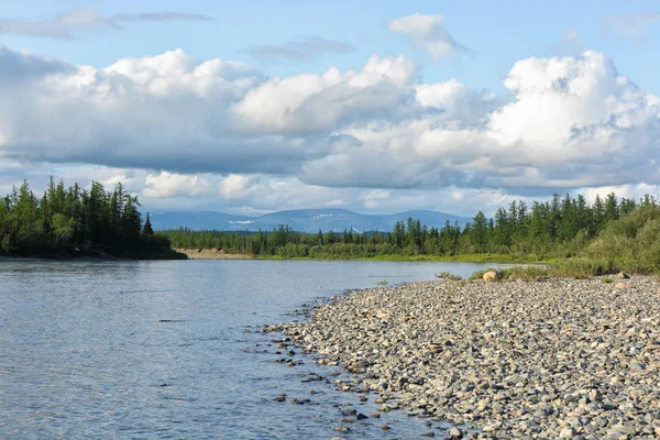 Viaje de verano por el río taiga de los Urales Polares . — Foto de Stock