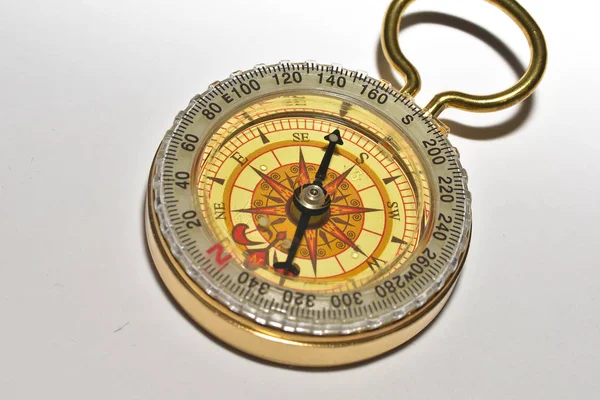 Kompas na białym tle. — Zdjęcie stockowe