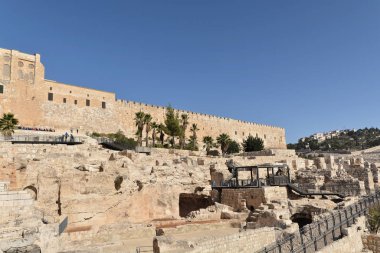 Kasım 'da Kudüs, Eski şehrin duvarları.