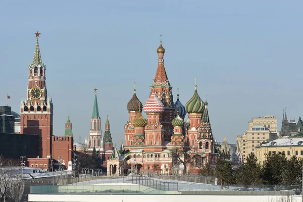 St. Basilika katedralen på vintern Moskva. — Stockfoto